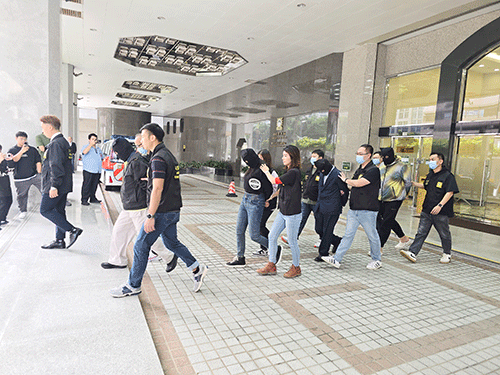 四男女呃博企 千七萬泥碼被捕