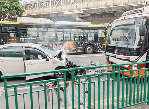 醉男駕車逆駛 撼巴士釀八傷