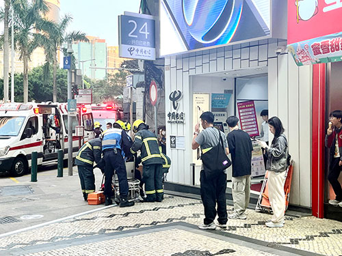 癲佬揮刀 傷兩店員