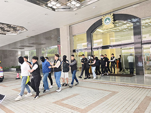 警拘33人檢千八萬
