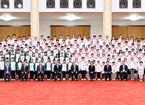 丁薛祥接見港澳升旗隊訪京團 勉做新時代愛國愛港愛澳標兵